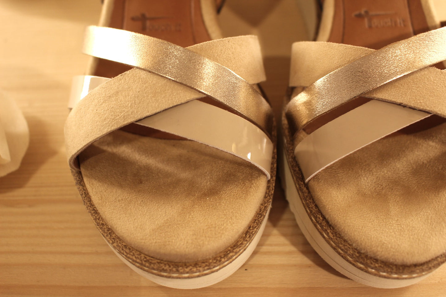 Sandales compensées en cuir beige et vernis TAMARIS