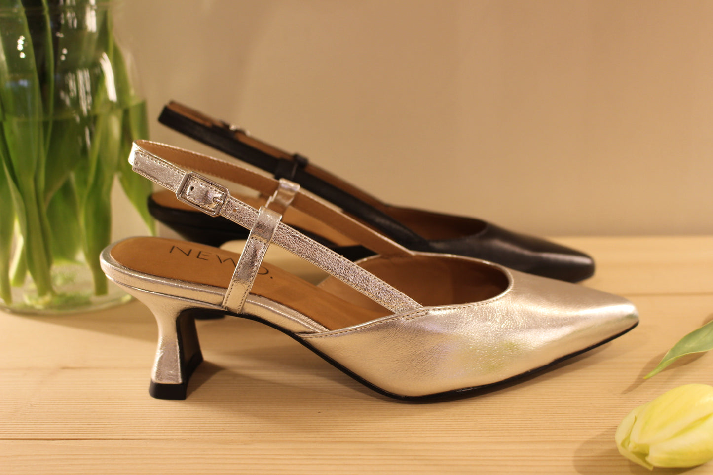 Trotteur petit talon cuir métallisé argent ou noir TAMARIS