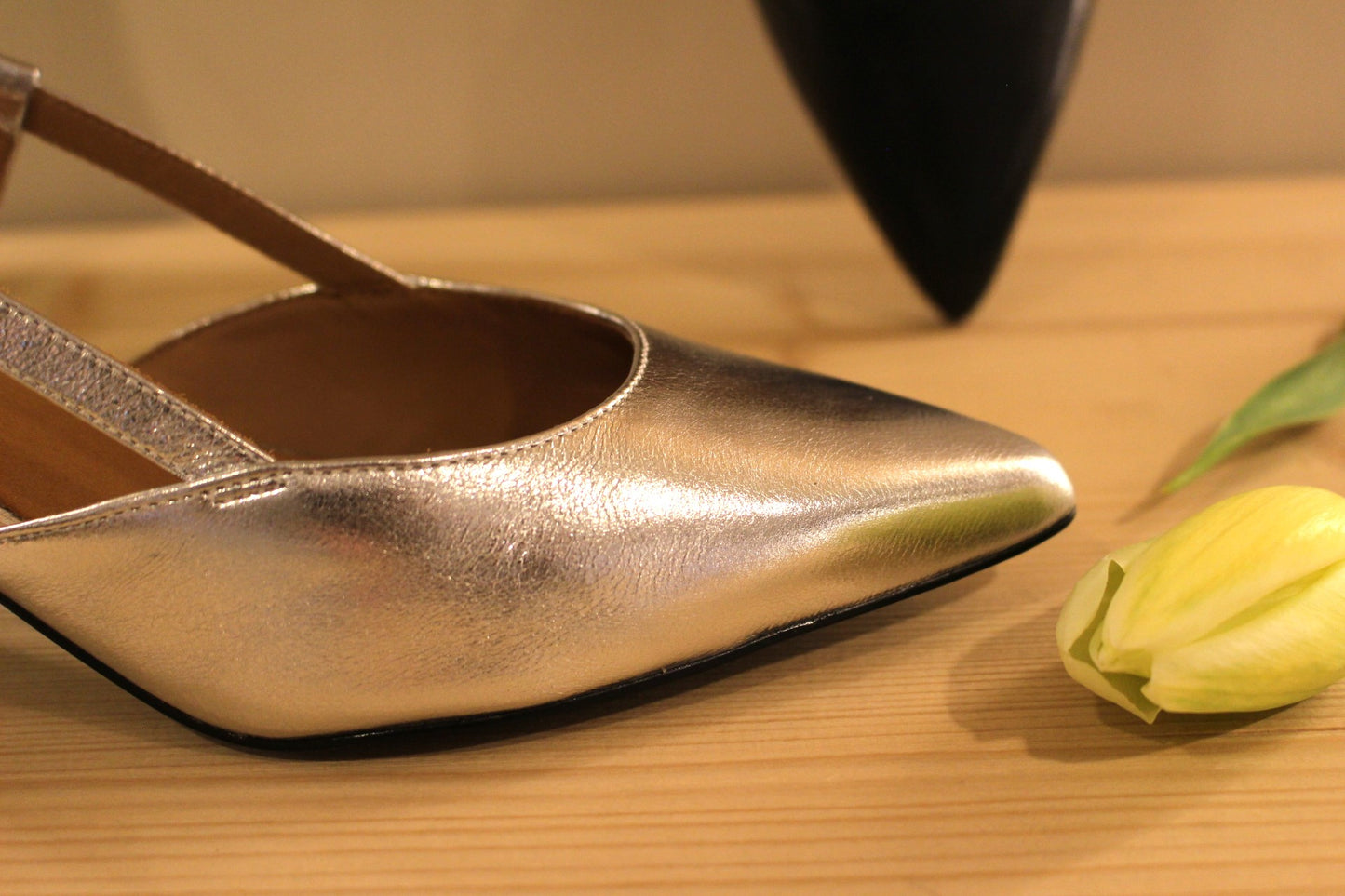 Trotteur petit talon cuir métallisé argent ou noir TAMARIS