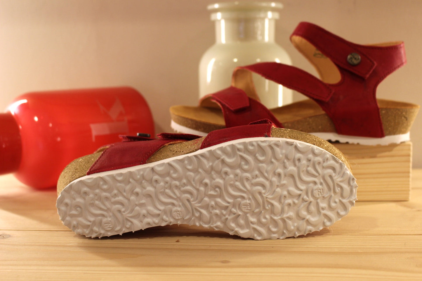 Sandales THINK en cuir de couleur rouge fraise. Serrage par trois scratchs sur brides