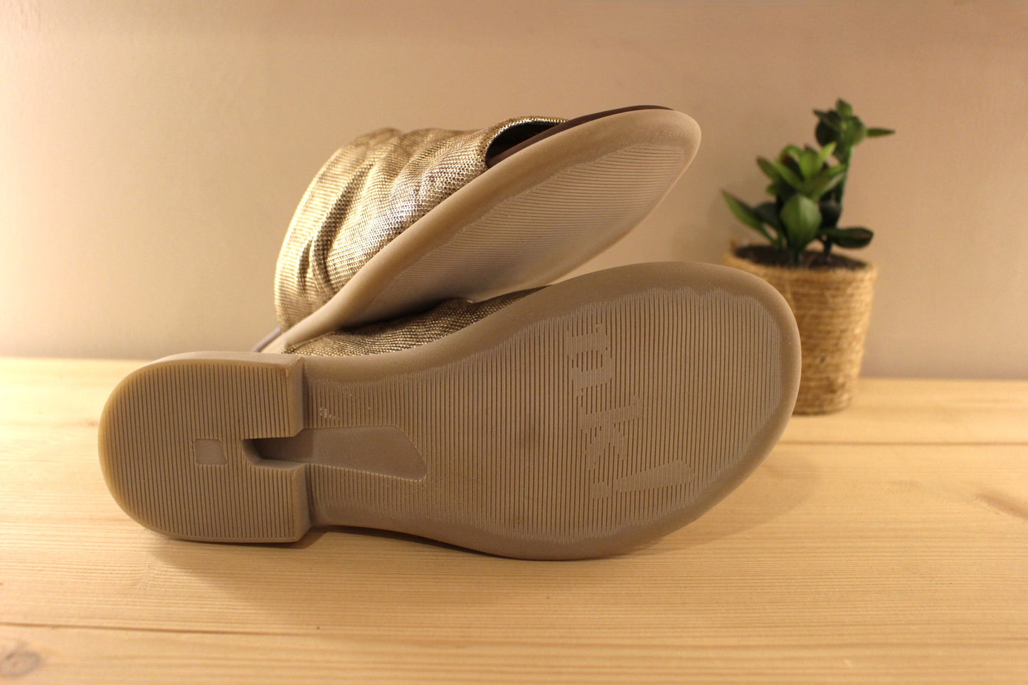 Chaussures THINK - 3-000943. Marque autrichienne. Mule en cuir imprimé, métallisé de couleur platine. Aspect fripé du cuir sur le coup de pied, avec élastique d'aisance en interne.