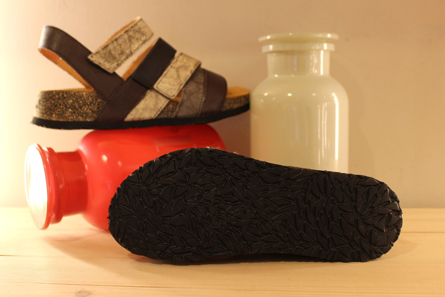 Sandales THINK en cuir de couleur chocolat. Mélange de brides cuir de couleur noir, métallisé imprimé de couleur platine et gris
