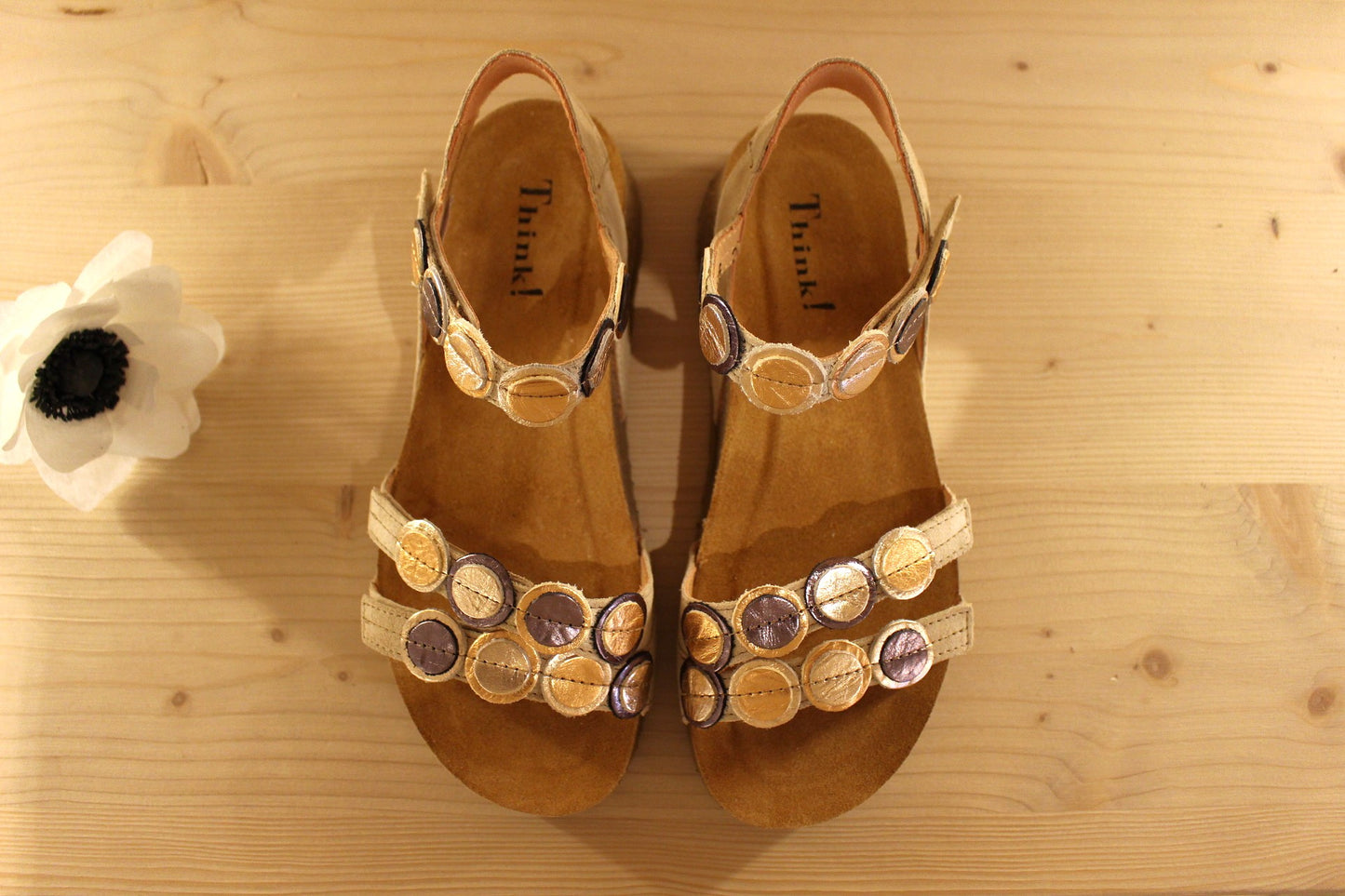 Sandale cuir velours beige semelle anatomique et serrage scratch THINK