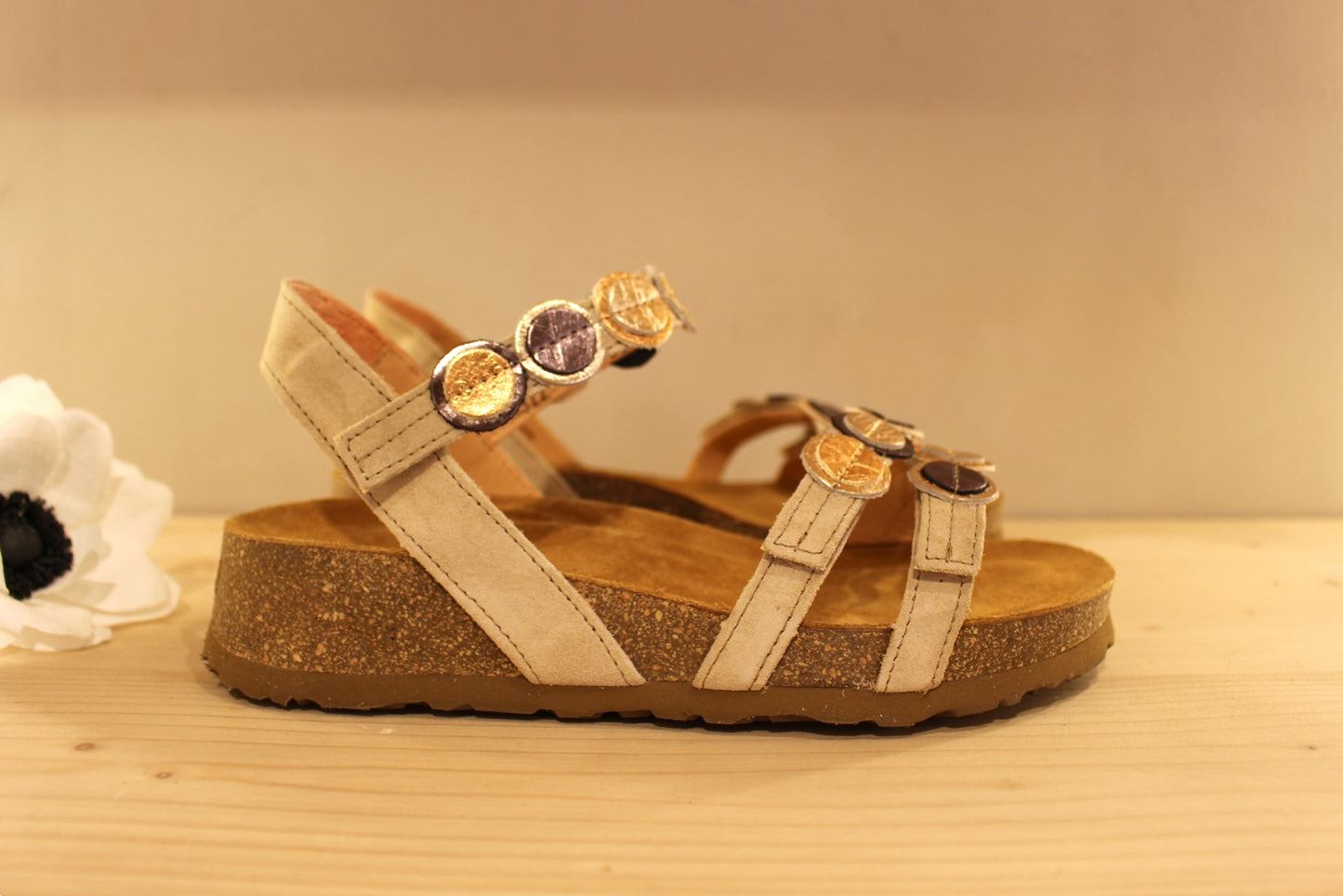 Sandale cuir velours beige semelle anatomique et serrage scratch THINK