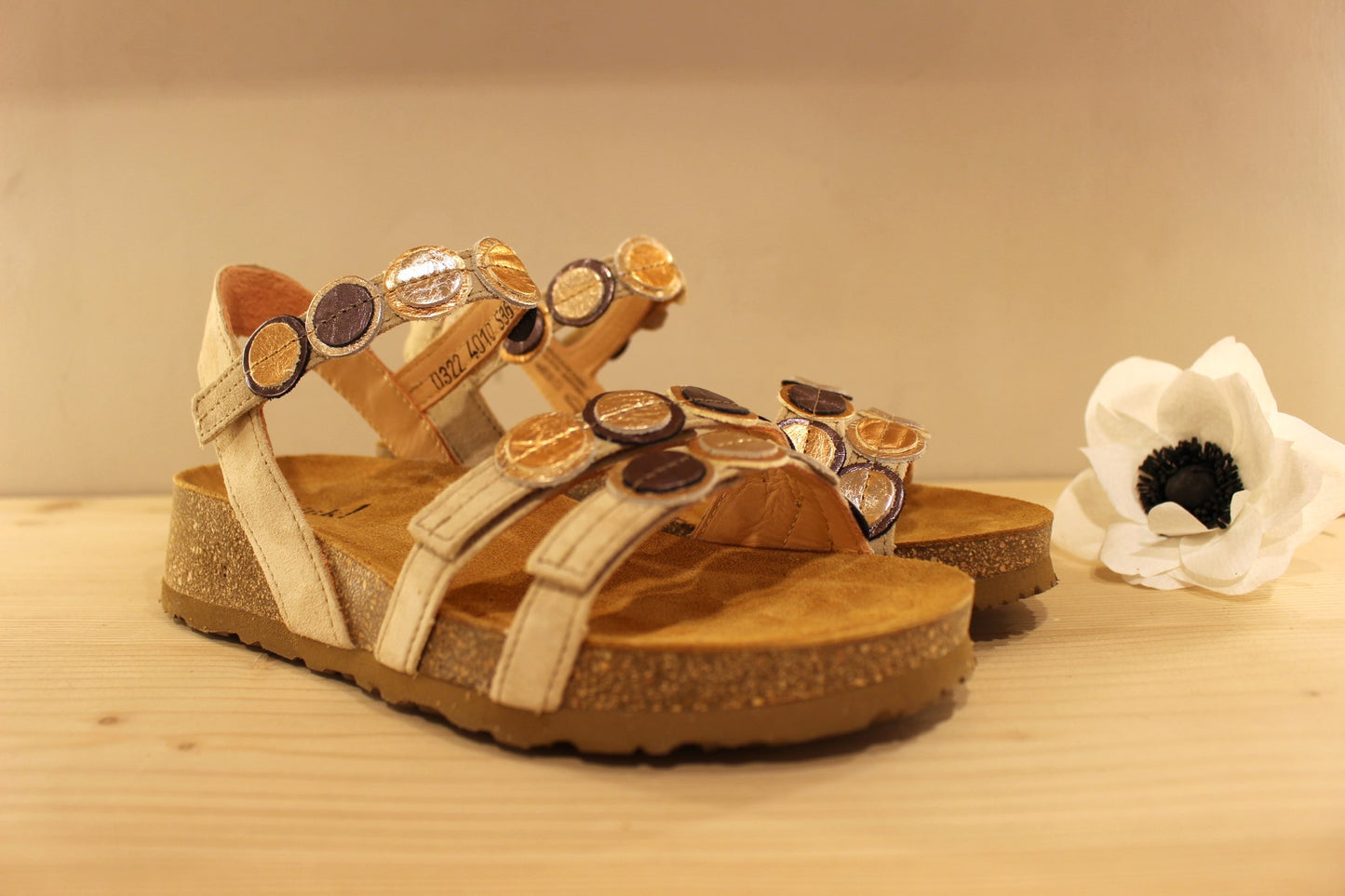 Sandale cuir velours beige semelle anatomique et serrage scratch THINK
