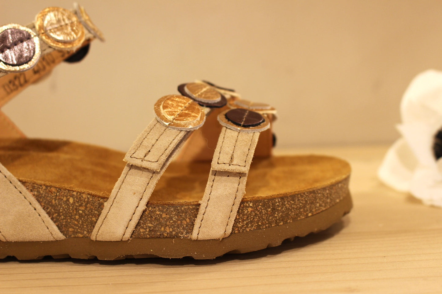 Sandale cuir velours beige semelle anatomique et serrage scratch THINK