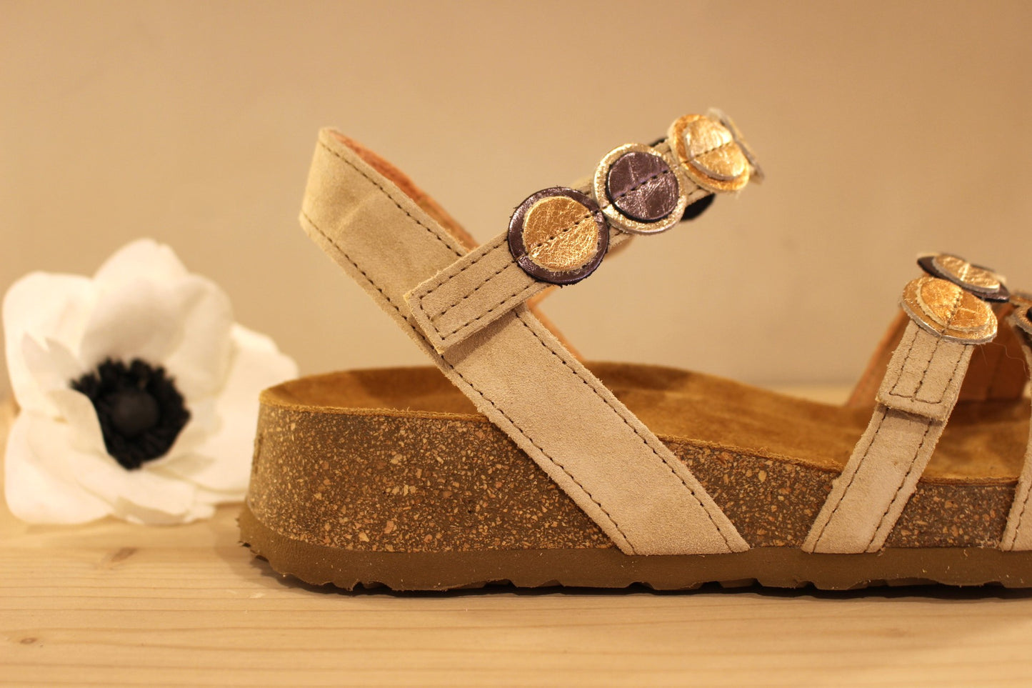 Sandale cuir velours beige semelle anatomique et serrage scratch THINK