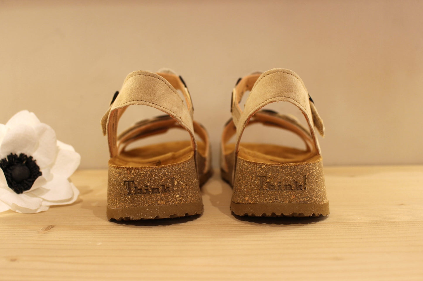 Sandale cuir velours beige semelle anatomique et serrage scratch THINK