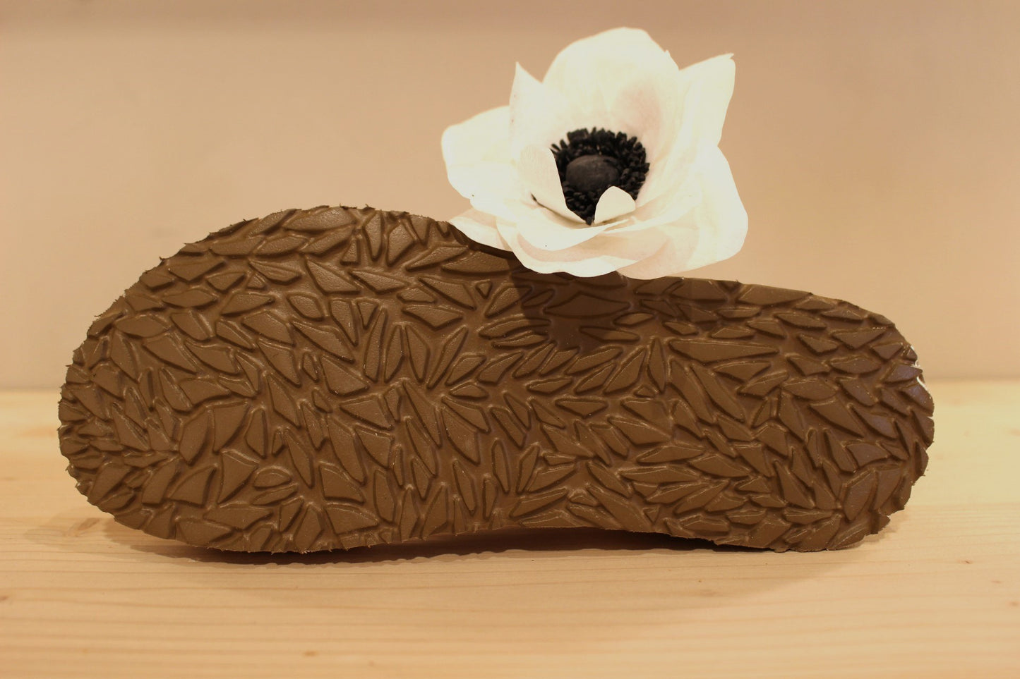 Sandale cuir velours beige semelle anatomique et serrage scratch THINK