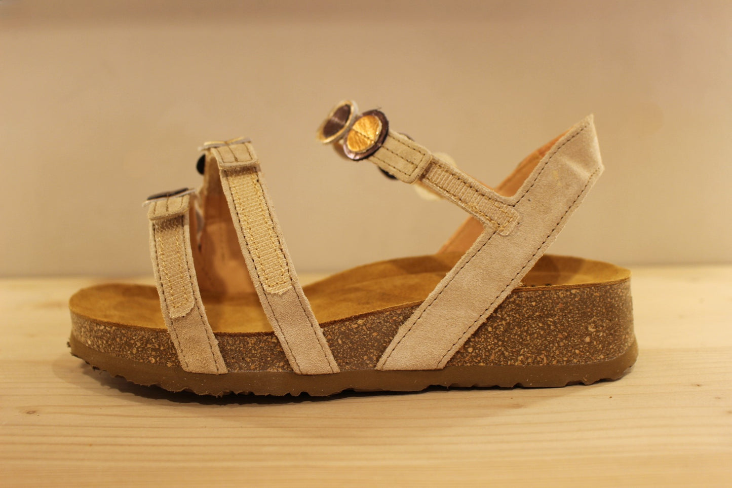 Sandale cuir velours beige semelle anatomique et serrage scratch THINK