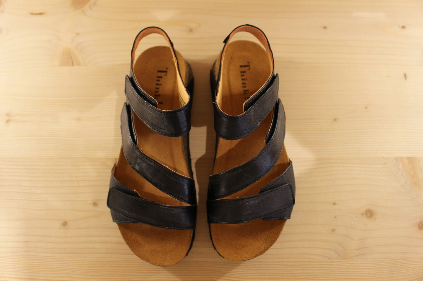 Sandales en cuir noir avec trois scratcs semelle anatomique et liège THINK