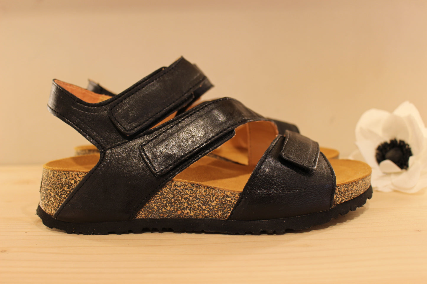 Sandales en cuir noir avec trois scratcs semelle anatomique et liège THINK