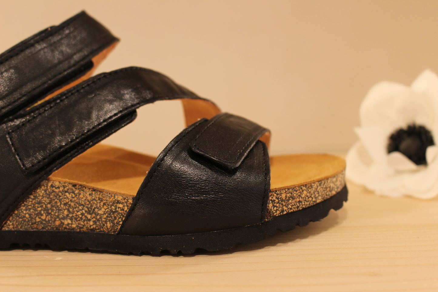 Sandales en cuir noir avec trois scratcs semelle anatomique et liège THINK