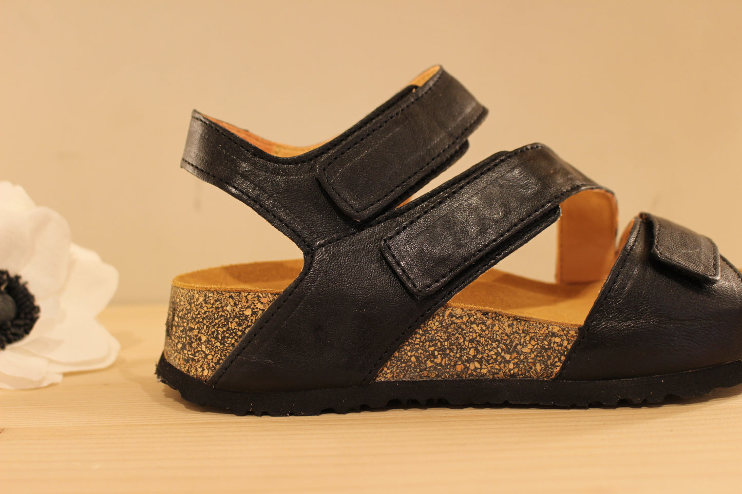 Sandales en cuir noir avec trois scratcs semelle anatomique et liège THINK