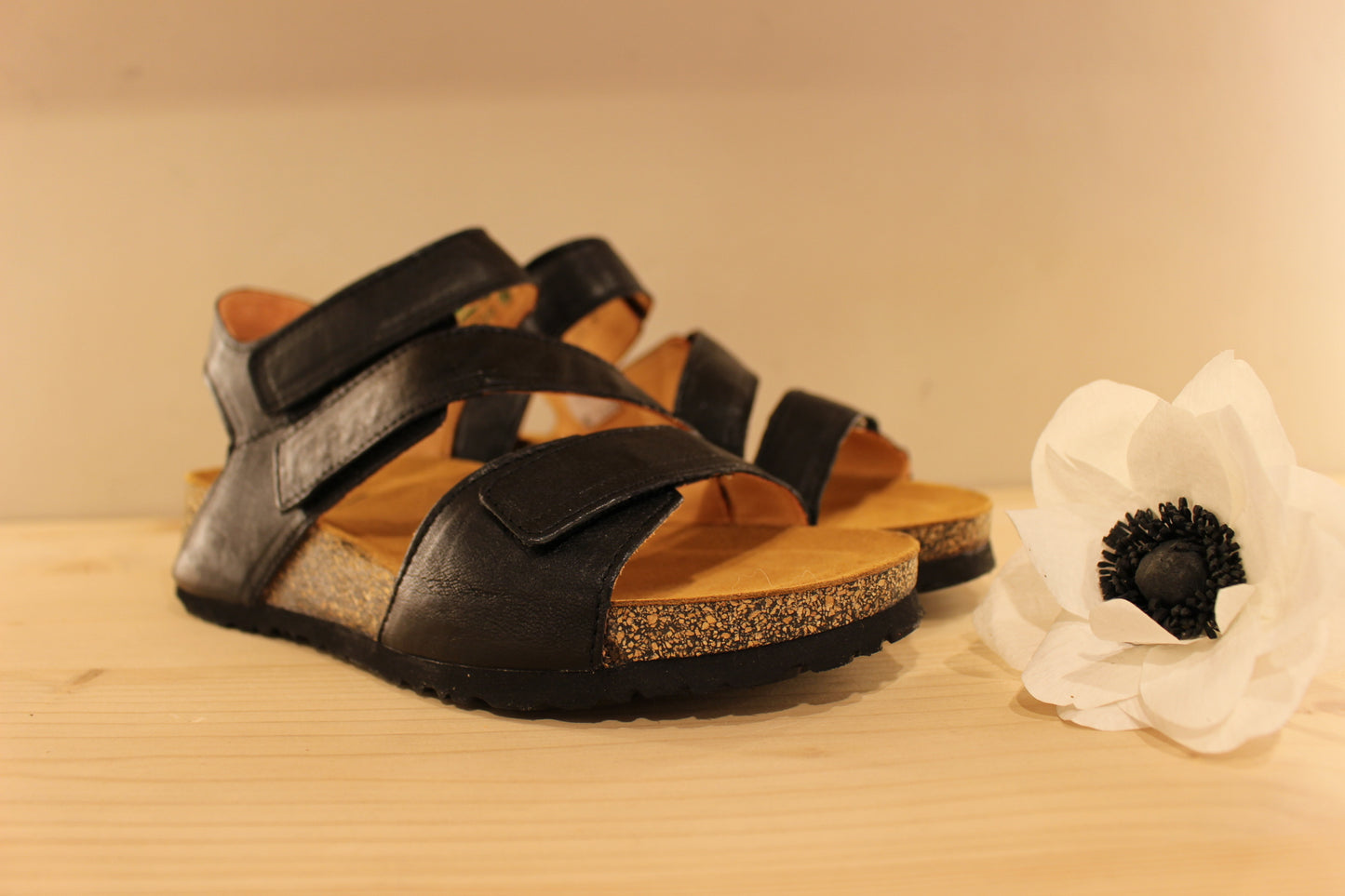 Sandales en cuir noir avec trois scratcs semelle anatomique et liège THINK