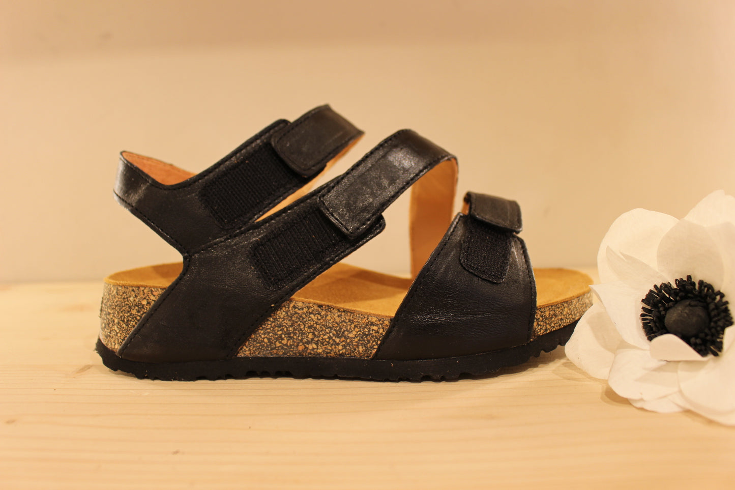 Sandales en cuir noir avec trois scratcs semelle anatomique et liège THINK