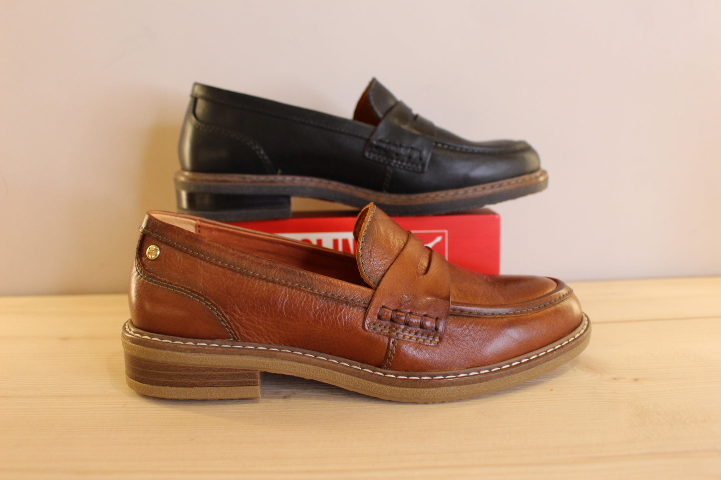 Mocassins femme cuir PIKOLINOS marron ou noir