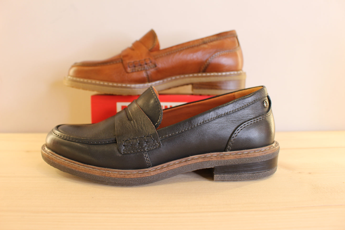 Mocassins femme cuir PIKOLINOS marron ou noir