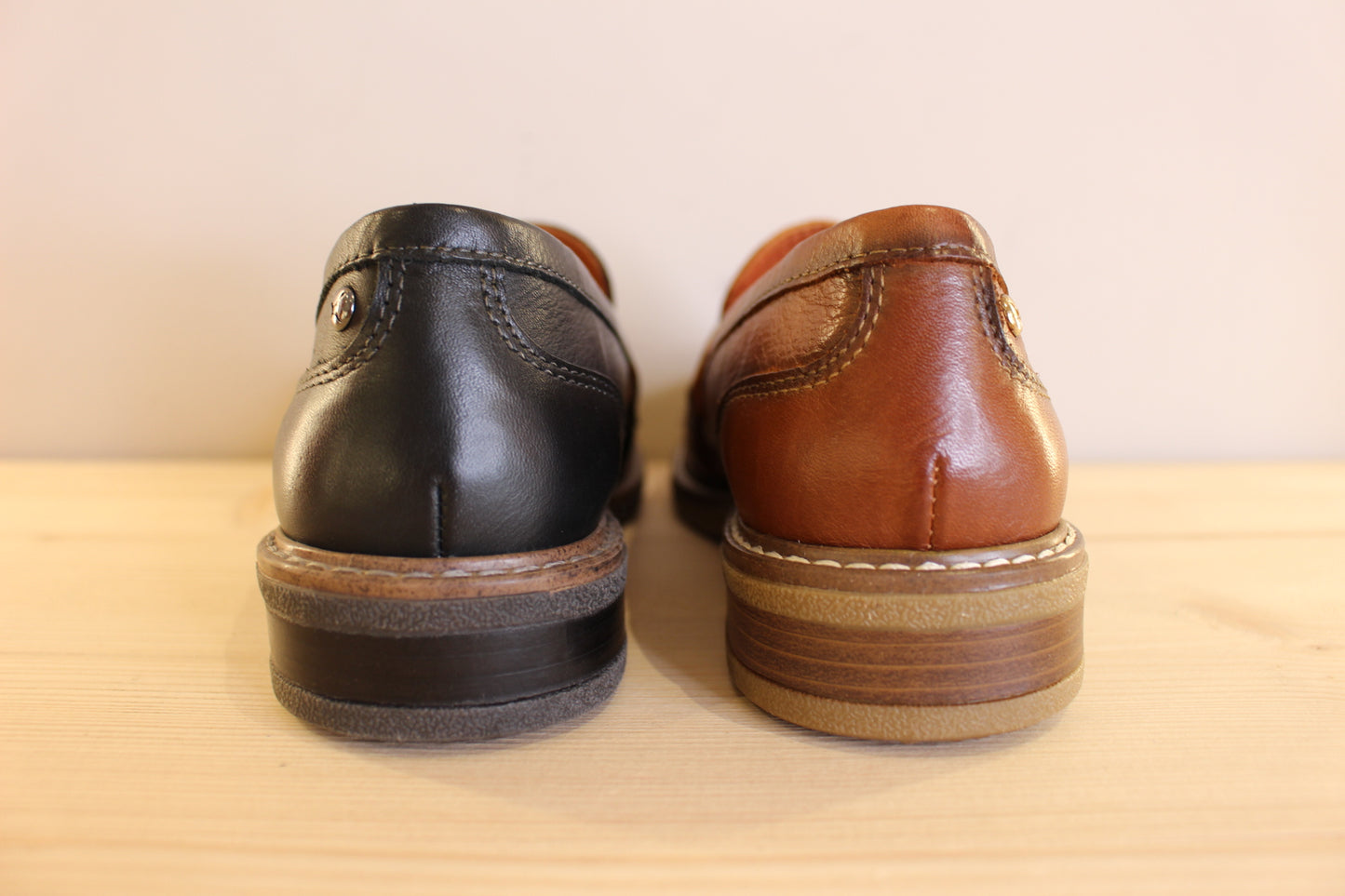 Mocassins femme cuir PIKOLINOS marron ou noir