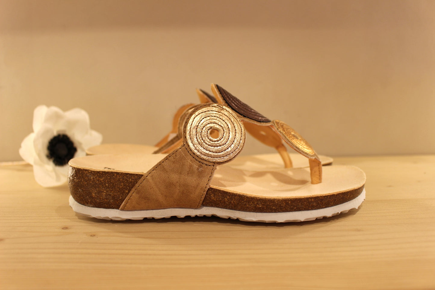 Entre-doigt en cuir taupe et métal THINK