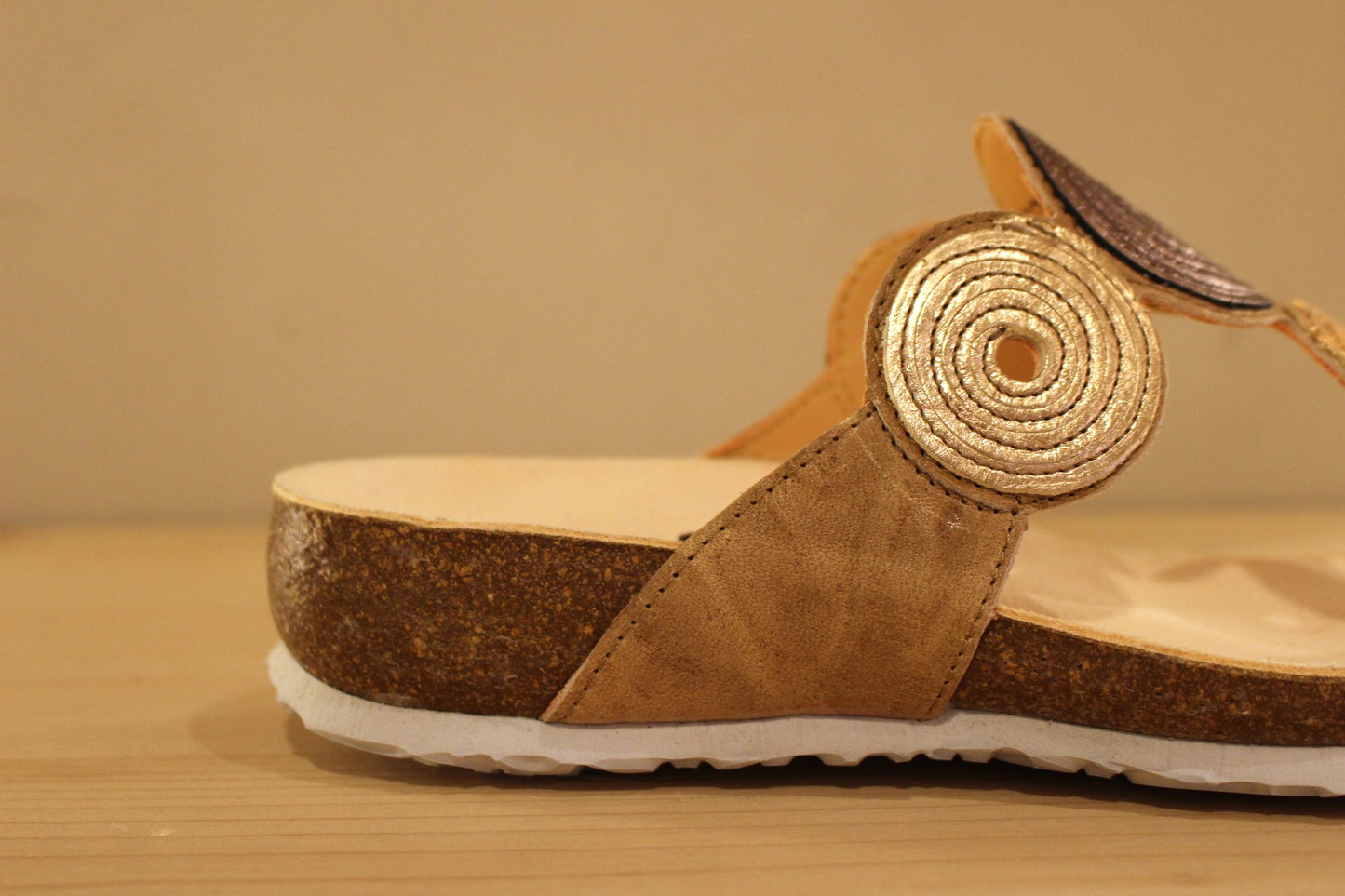 Entre-doigt en cuir taupe et métal THINK