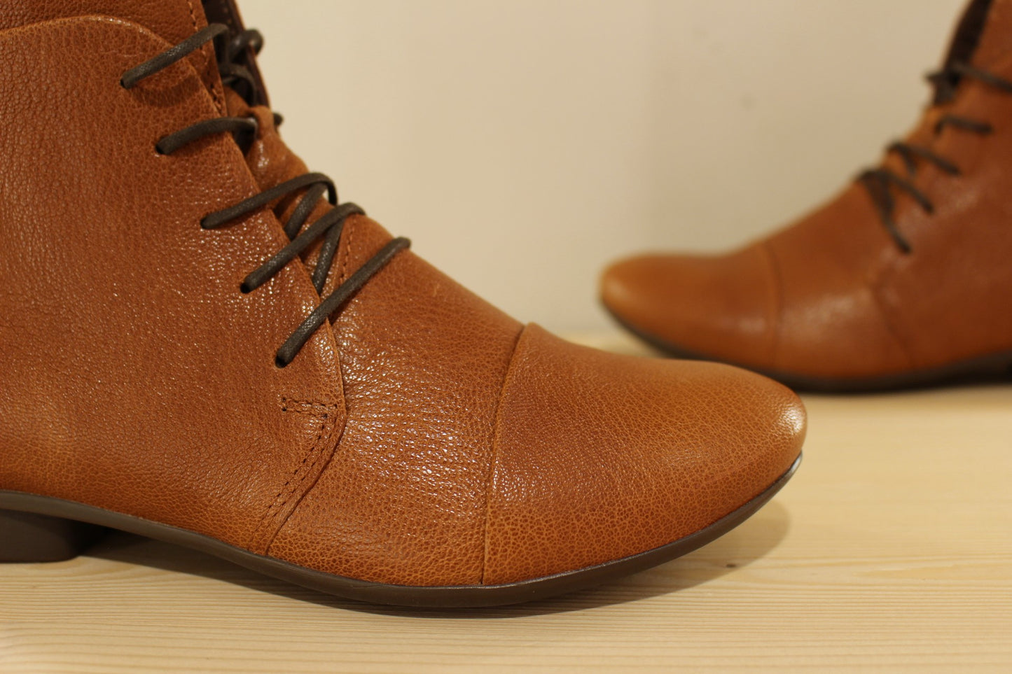Bottines cuir de couleur cognac avec serrage zip et lacets THINK