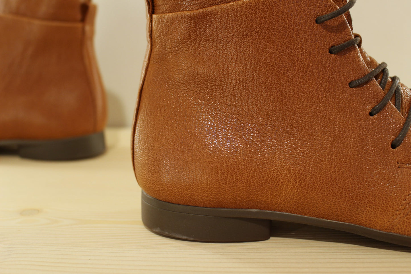 Bottines cuir de couleur cognac avec serrage zip et lacets THINK