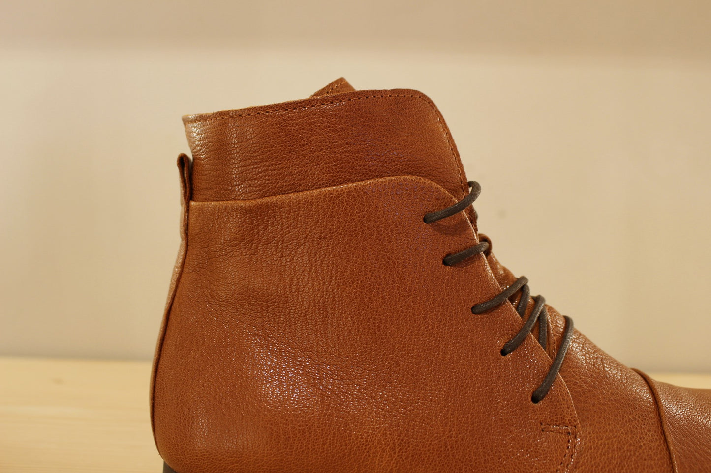 Bottines cuir de couleur cognac avec serrage zip et lacets THINK
