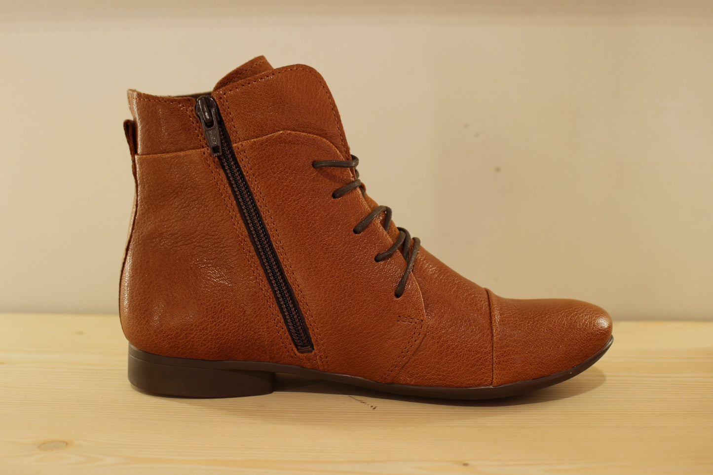 Bottines cuir de couleur cognac avec serrage zip et lacets THINK