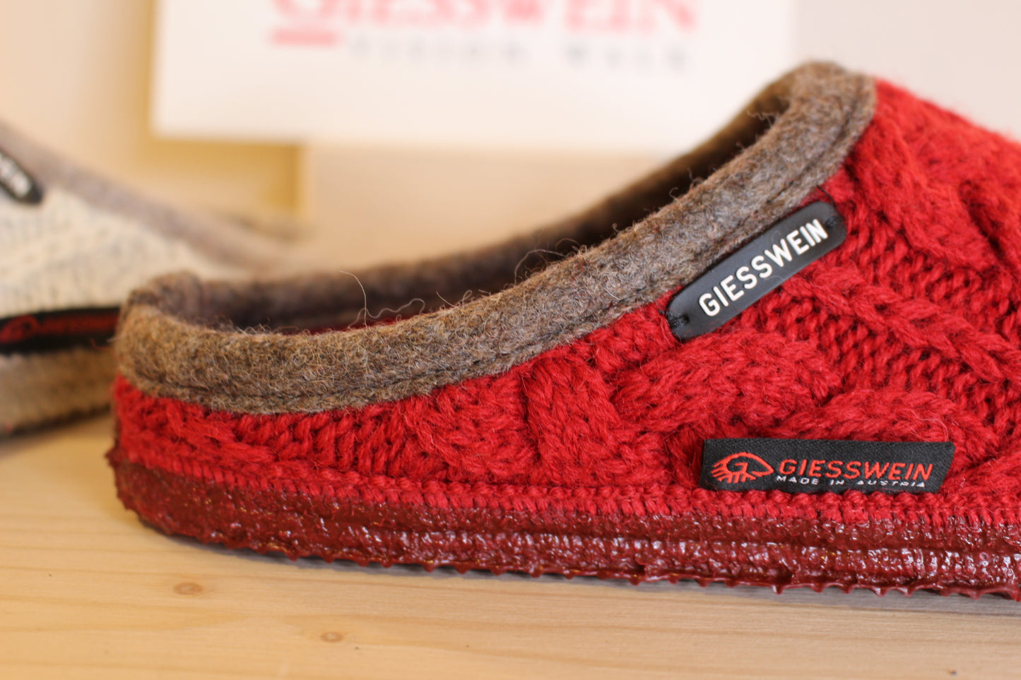 Mule chausson femme en laine torsadée couleur rouge ou creme GIESSWEIN