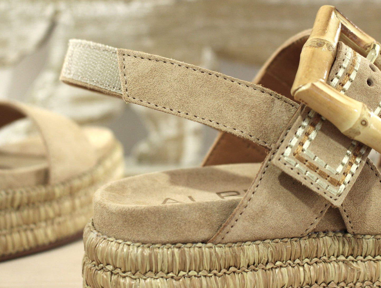 Sandale compensé velours beige fabrication espagnole ALPE
