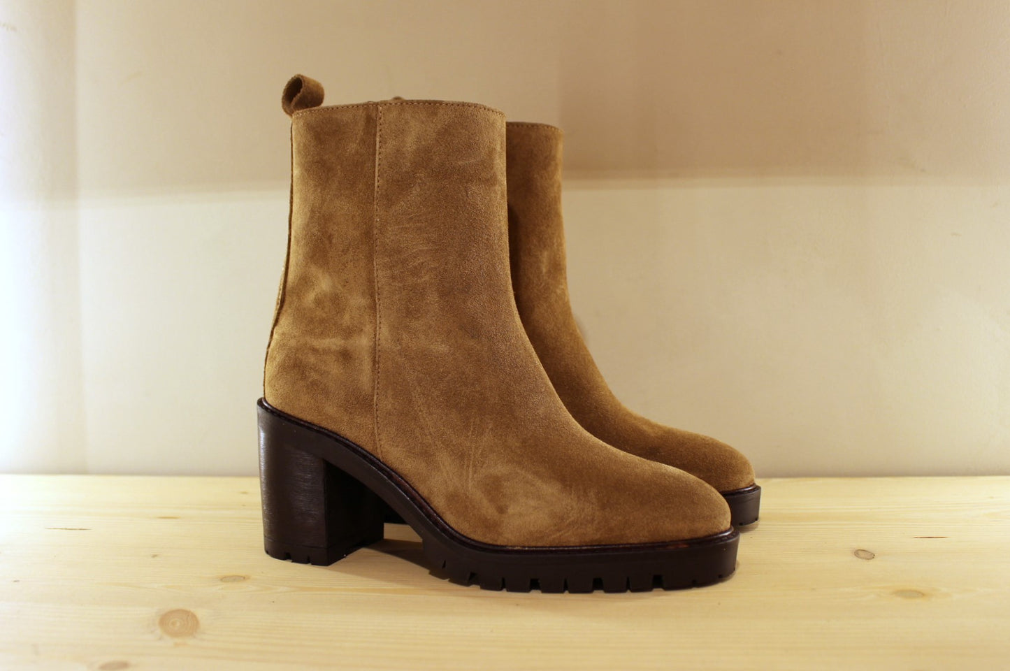 Bottine à talon en cuir velours taupe ALPE