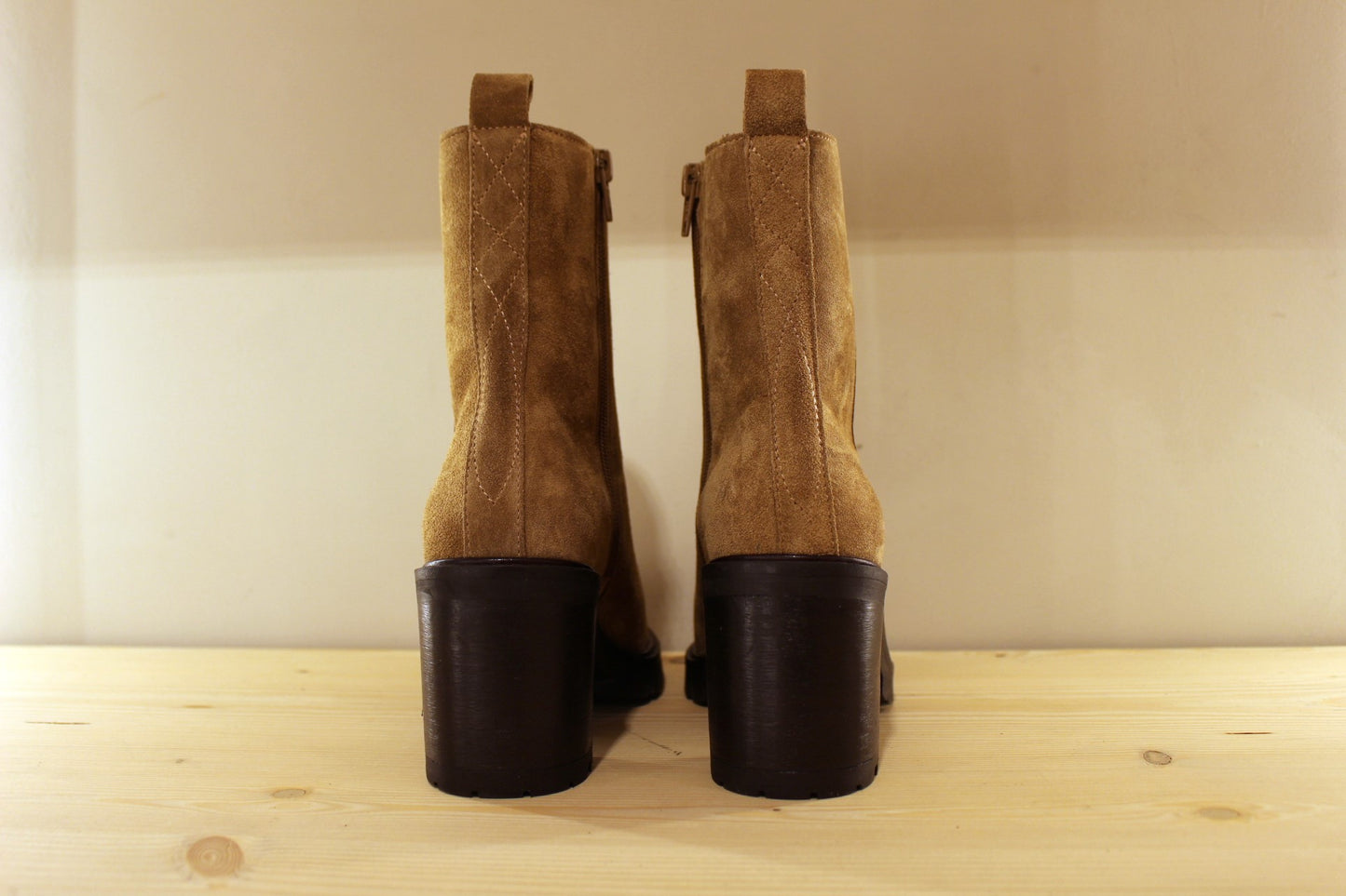 Bottine à talon en cuir velours taupe ALPE
