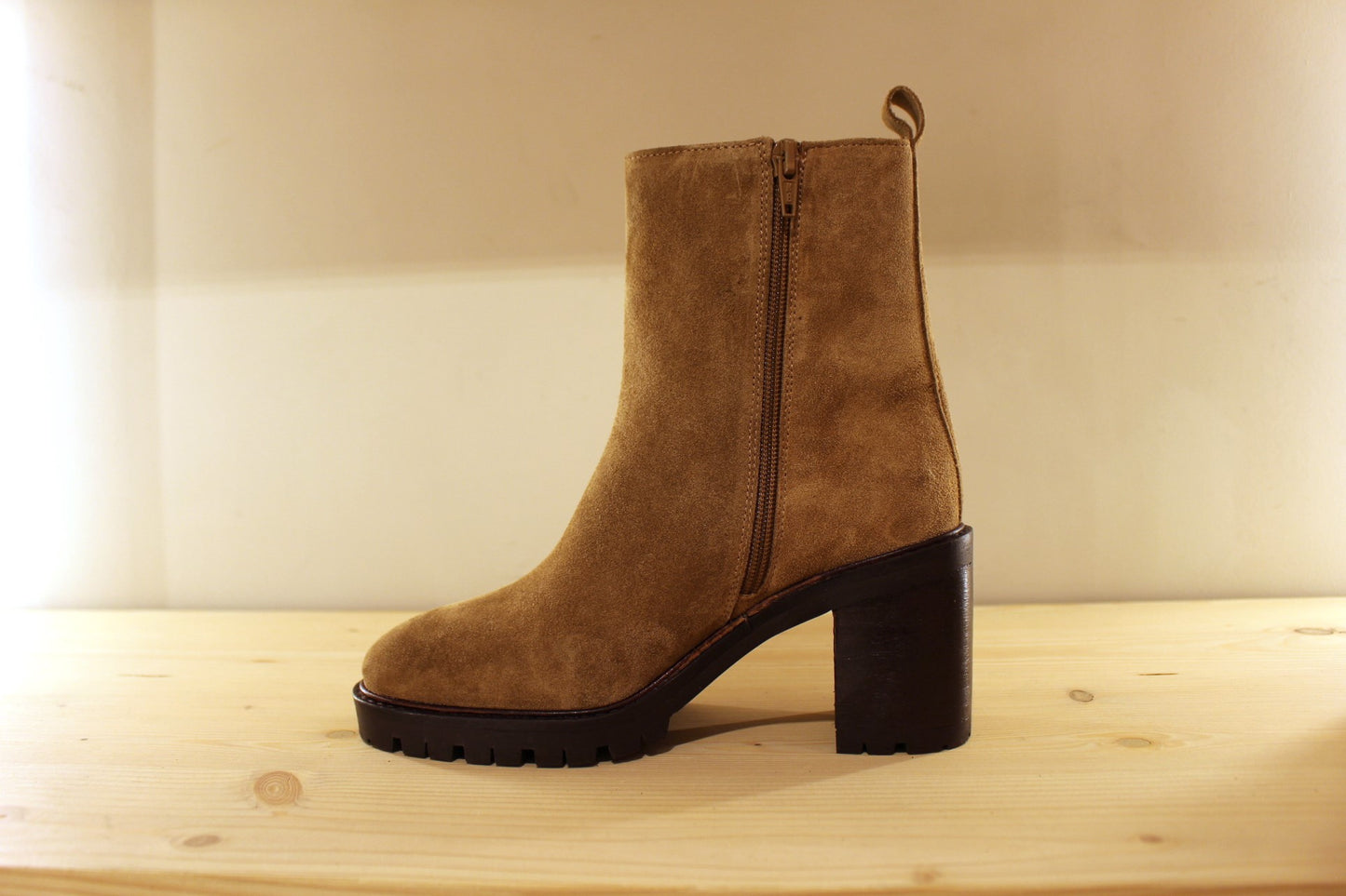 Bottine à talon en cuir velours taupe ALPE