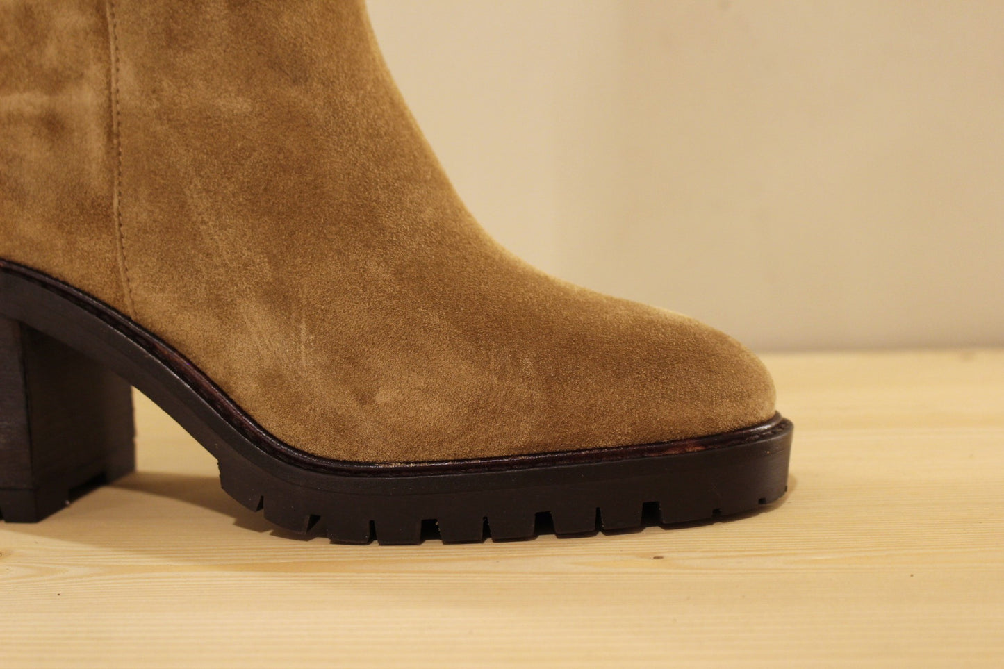 Bottine à talon en cuir velours taupe ALPE