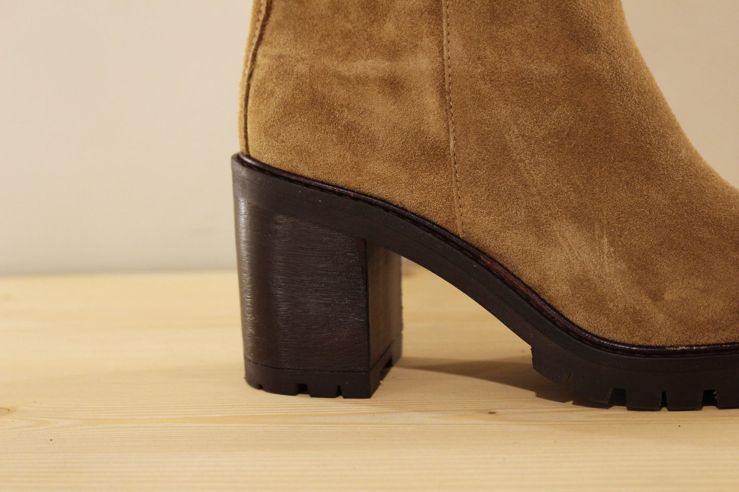 Bottine à talon en cuir velours taupe ALPE