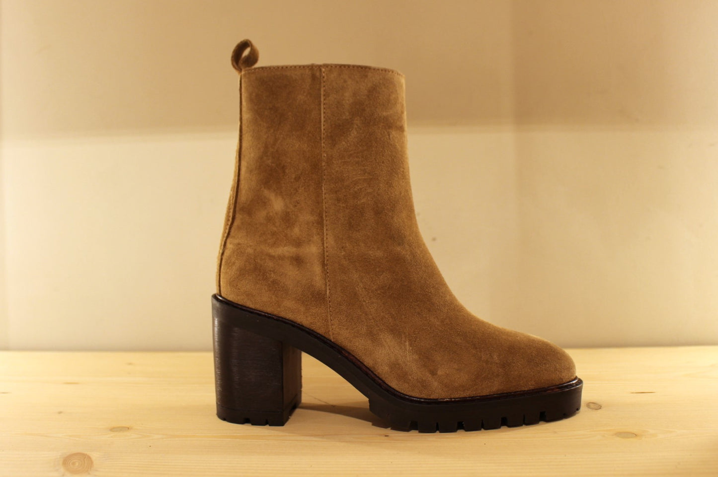 Bottine à talon en cuir velours taupe ALPE