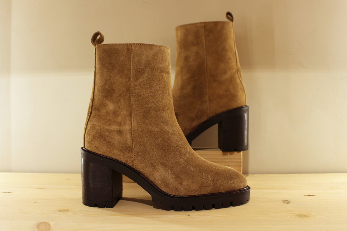 Bottine à talon en cuir velours taupe ALPE