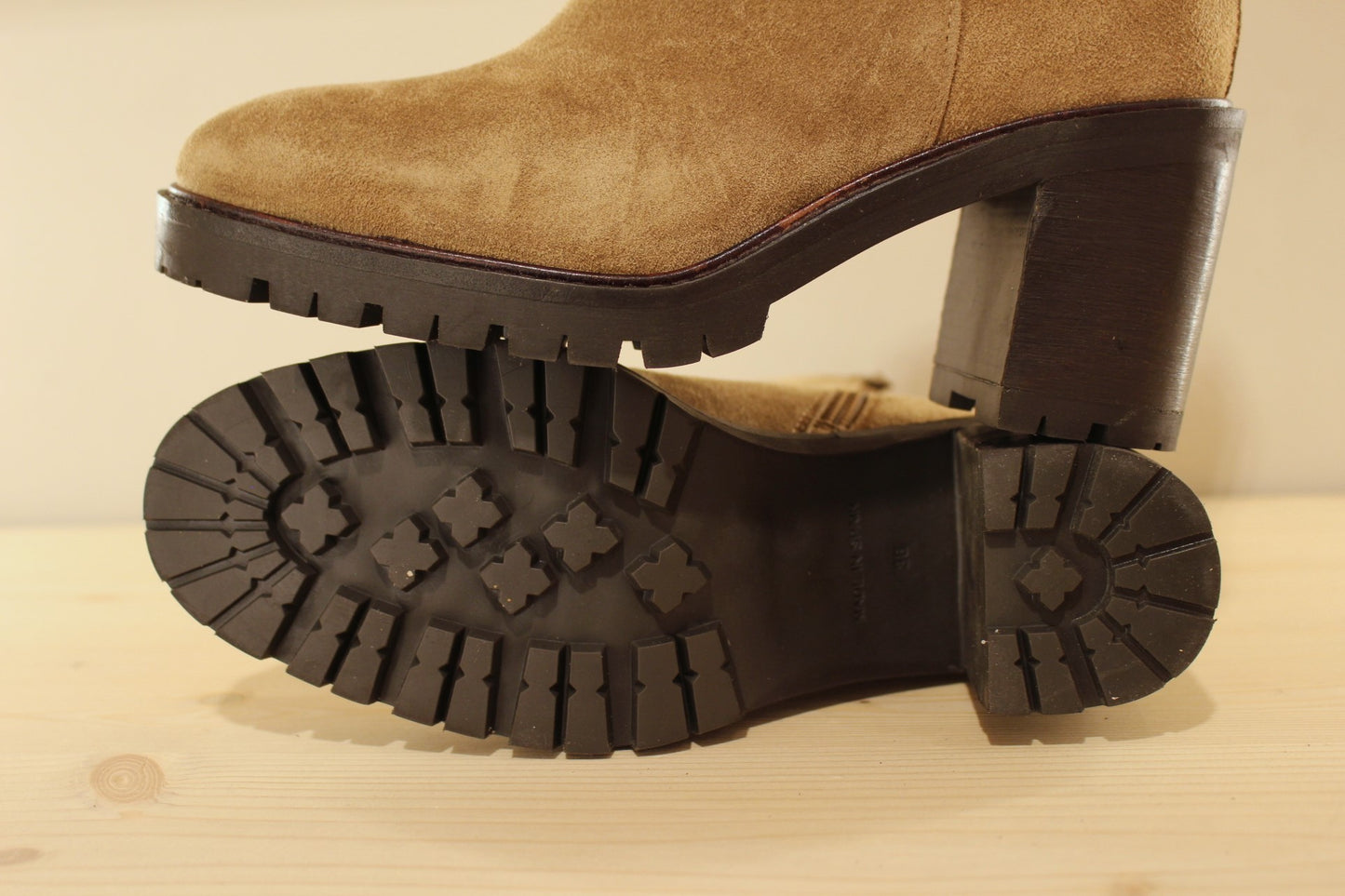 Bottine à talon en cuir velours taupe ALPE