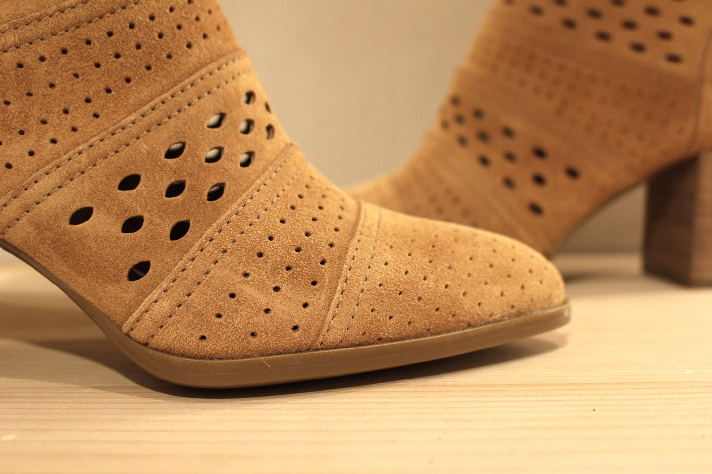Zoom sur l'avant pointu de la chaussure