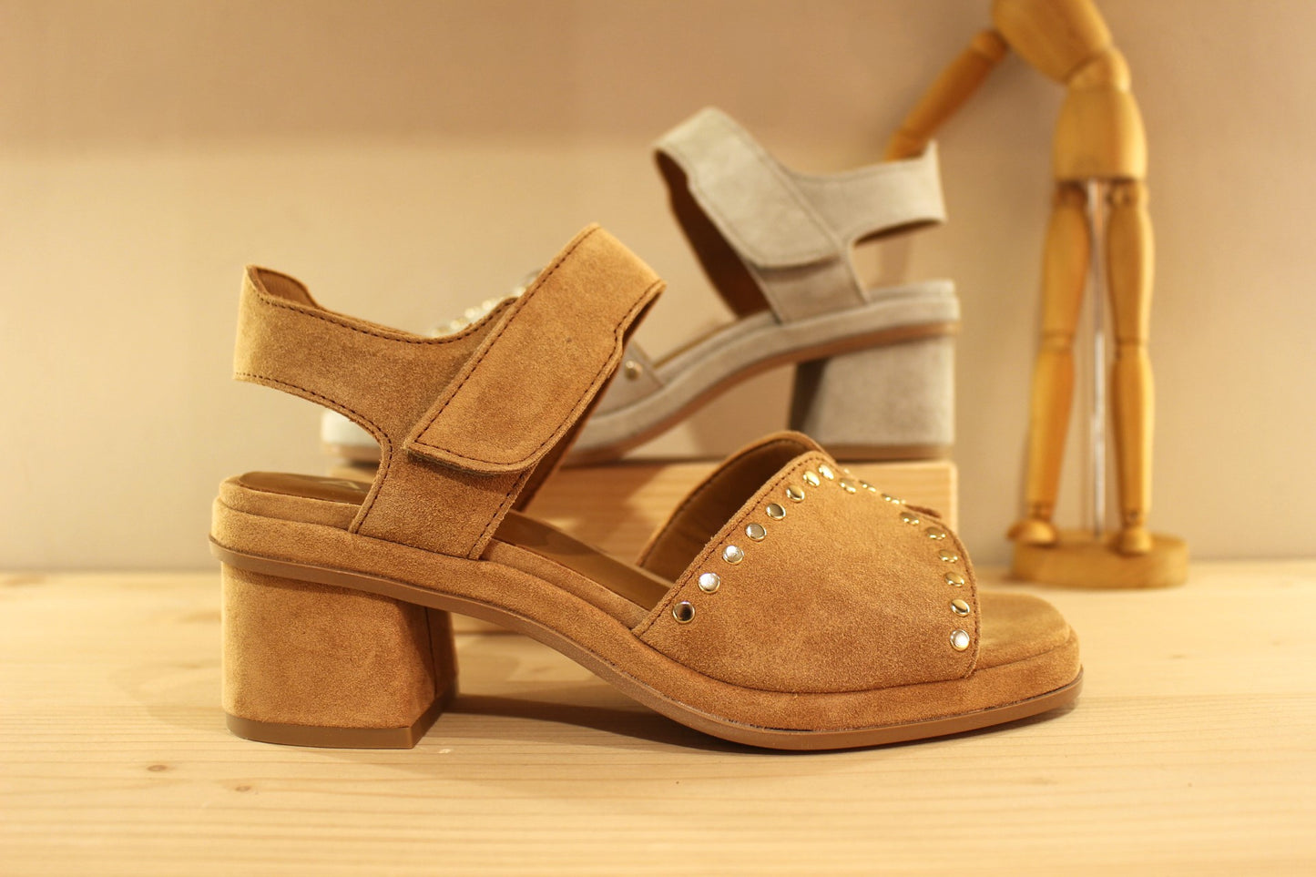 Sandale ALPE cuir velours beige ou bleu petit talon
