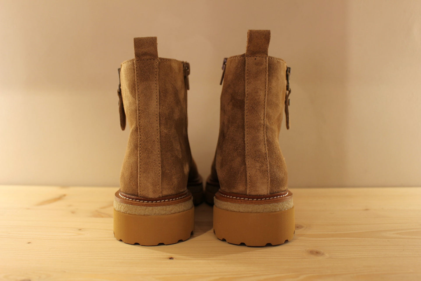 Bottines en croûte de cuir de couleur marron taupe. Serrage zip coté interne ton sur ton. Zip du côté externe décoratif.