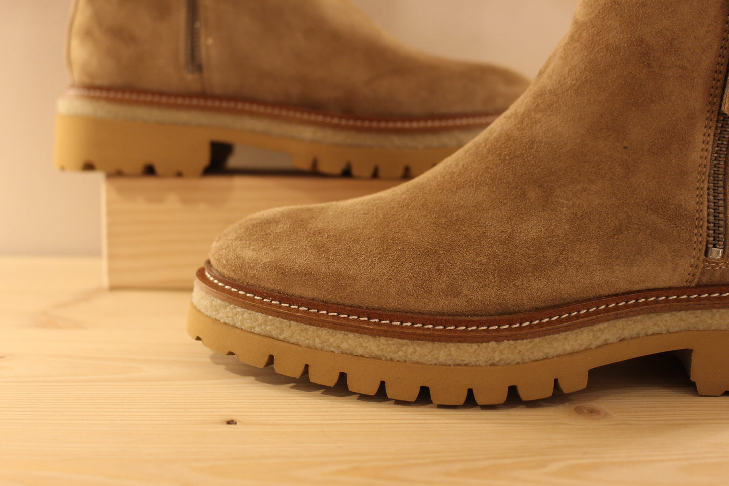 Bottines en croûte de cuir de couleur marron taupe. Serrage zip coté interne ton sur ton. Zip du côté externe décoratif.