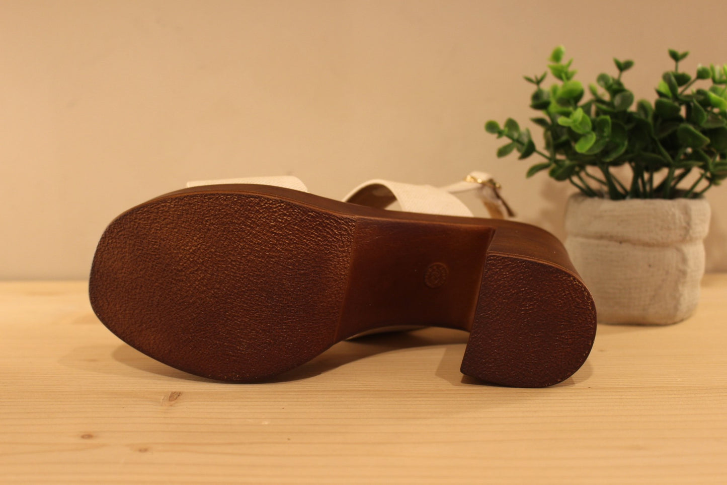Sandales compensées en cuir imprimé, de couleur camel ou de couleur ivoire. REPO