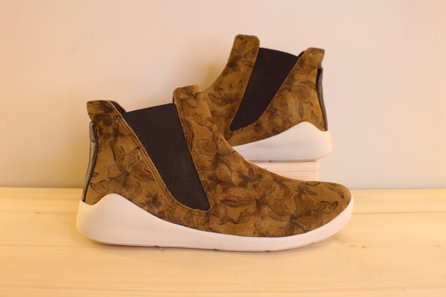 Chelsea cuir velours de couleur ocre imprimé feuillage THINK