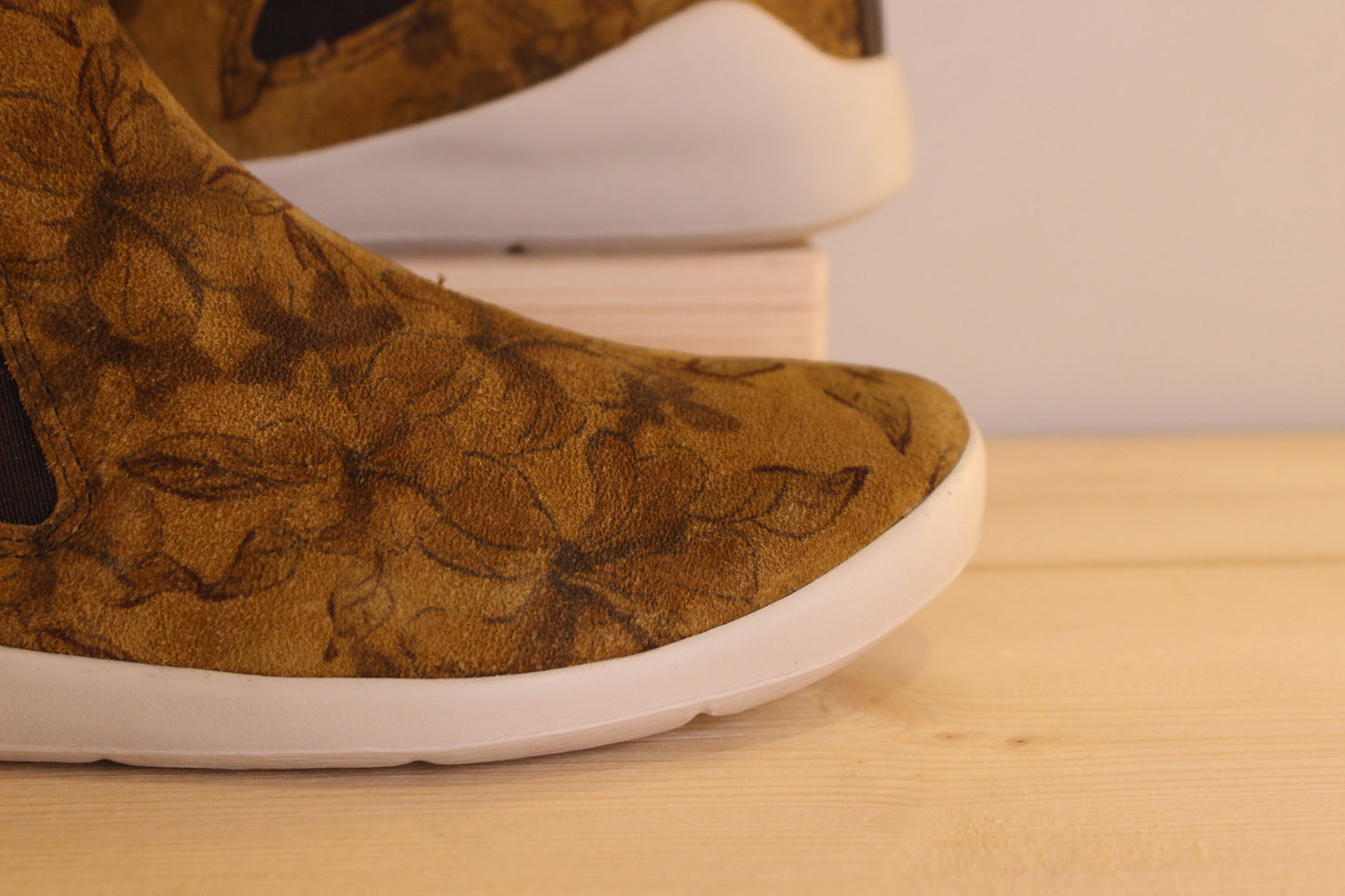 Chelsea cuir velours de couleur ocre imprimé feuillage THINK