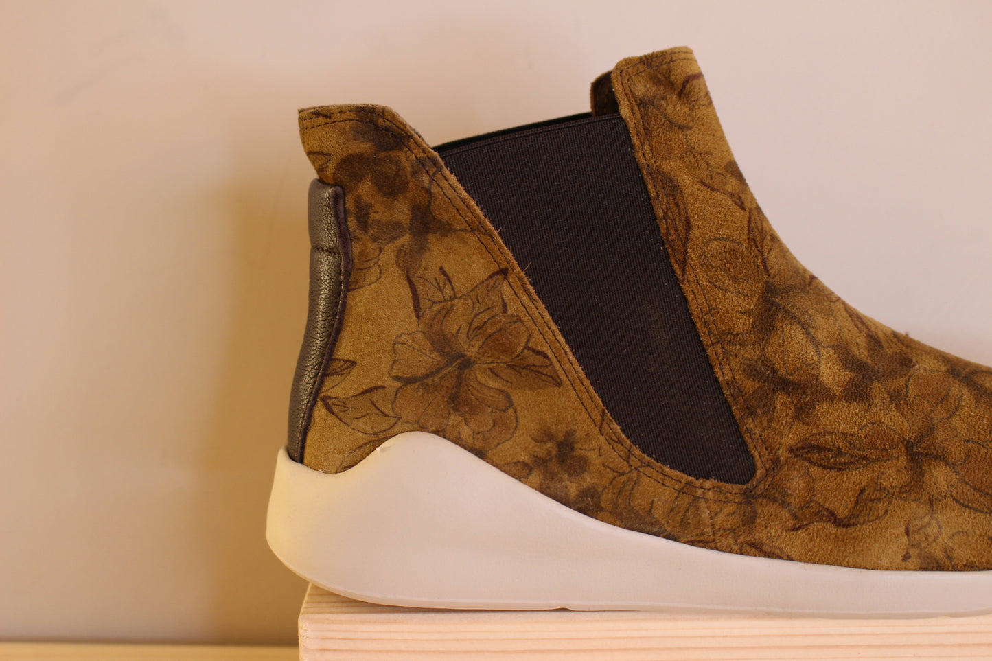 Chelsea cuir velours de couleur ocre imprimé feuillage THINK