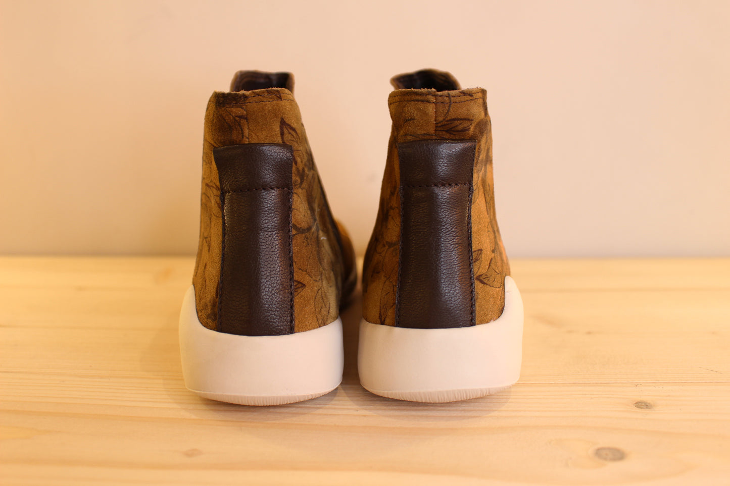 Chelsea cuir velours de couleur ocre imprimé feuillage THINK