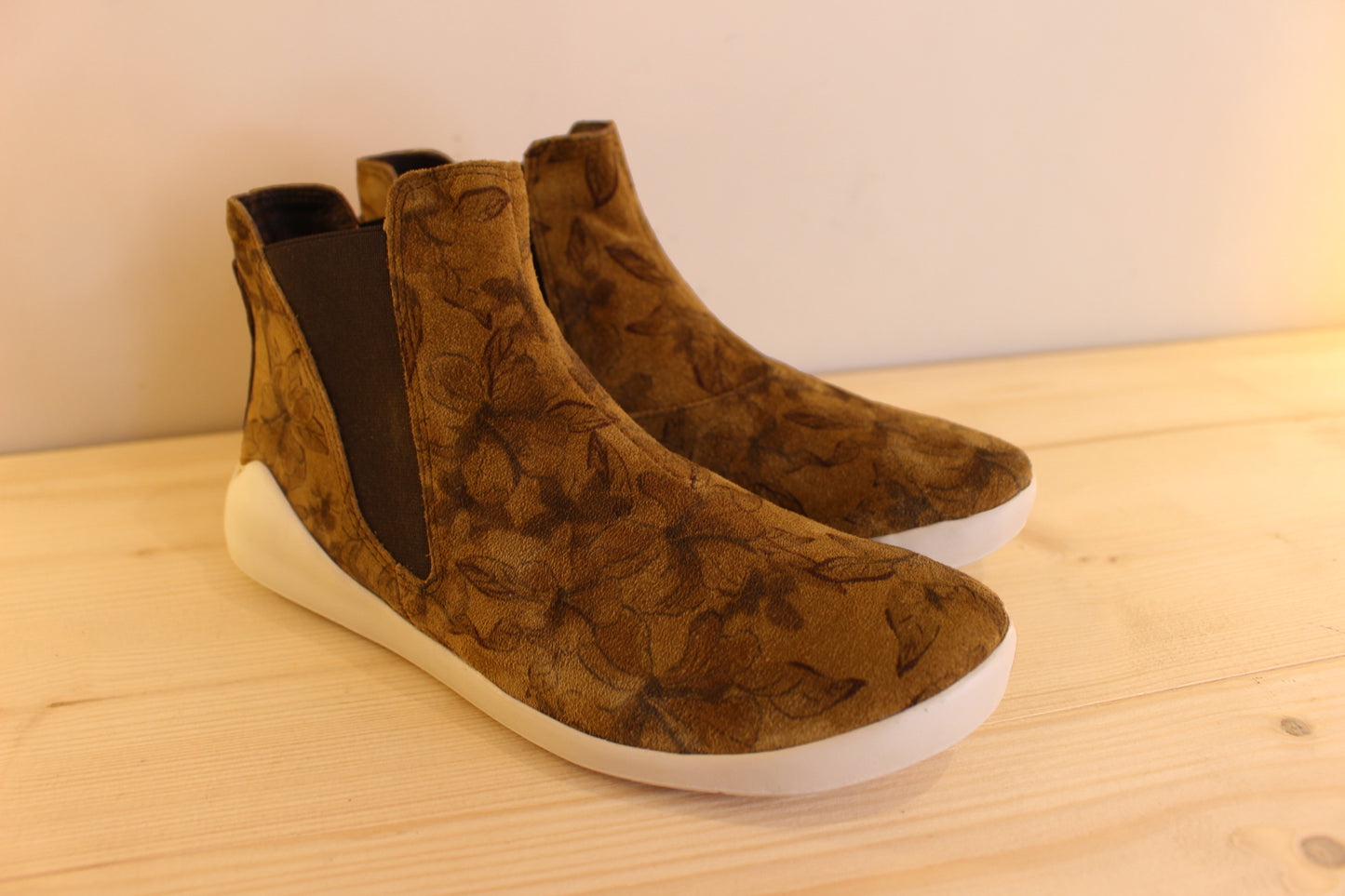 Chelsea cuir velours de couleur ocre imprimé feuillage THINK