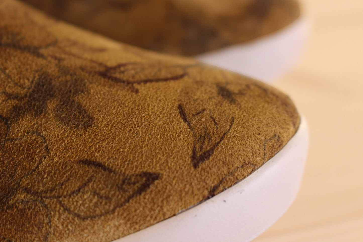 Chelsea cuir velours de couleur ocre imprimé feuillage THINK